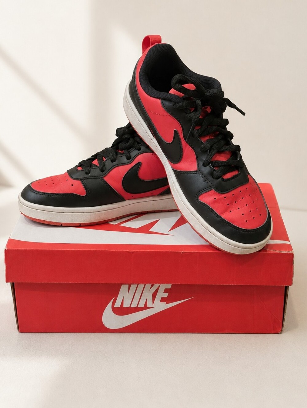 Nike Red & Black Low-Top Sneakers – Youth Size 6.5Y